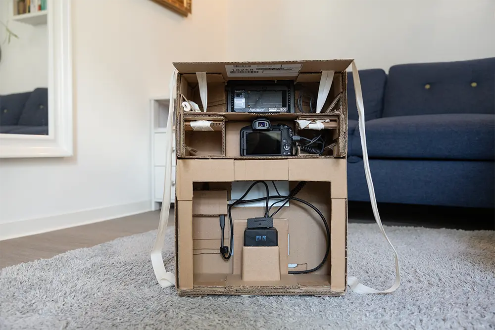 The inner box is pushed against the iPad, preventing it from falling out of its frame. Inner box with battery holder