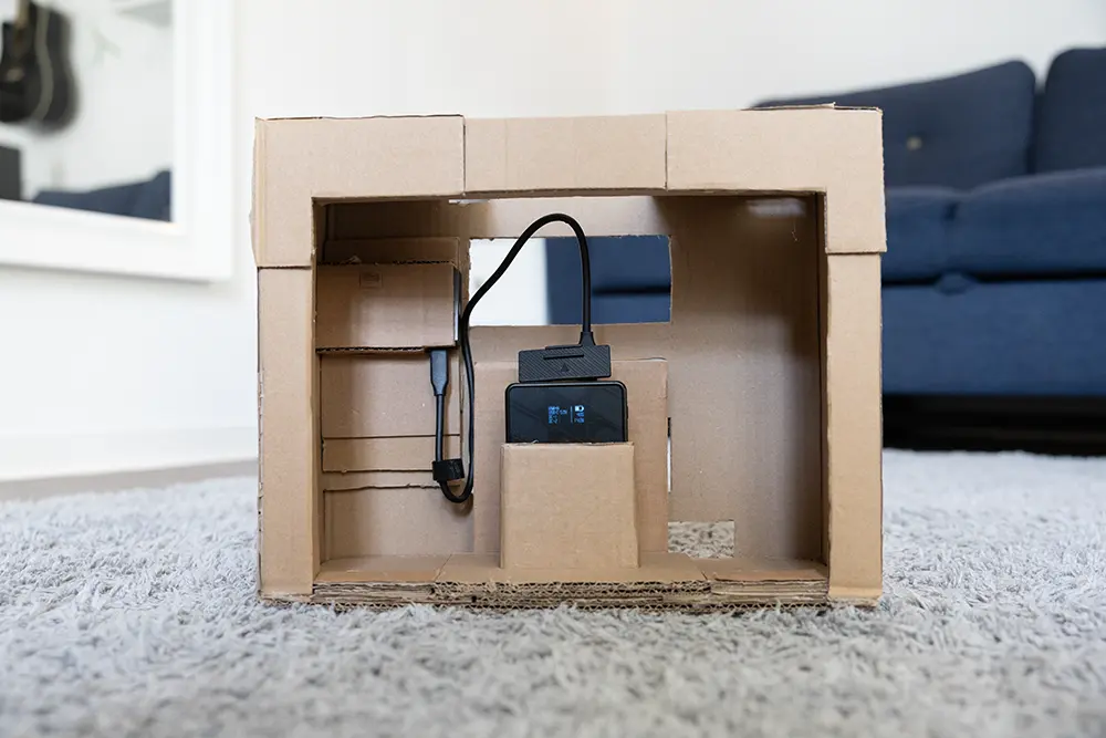 Inner box with pockets for the V-Mount battery and USB hub. Inner box with battery holder